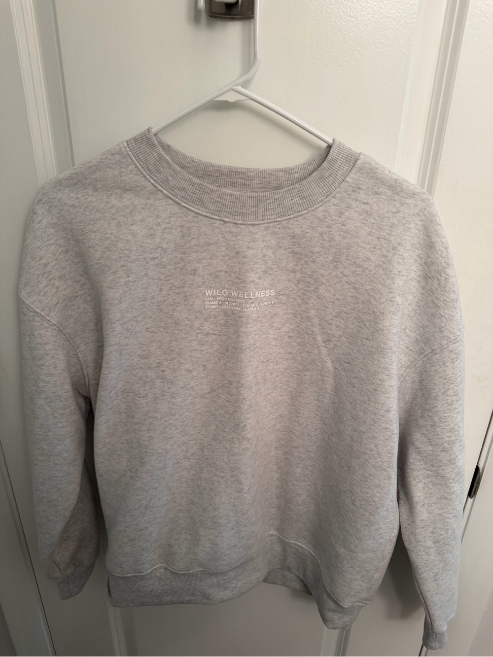 WILO WELLNESS Women's Light Gray Crewneck Sweatshirt